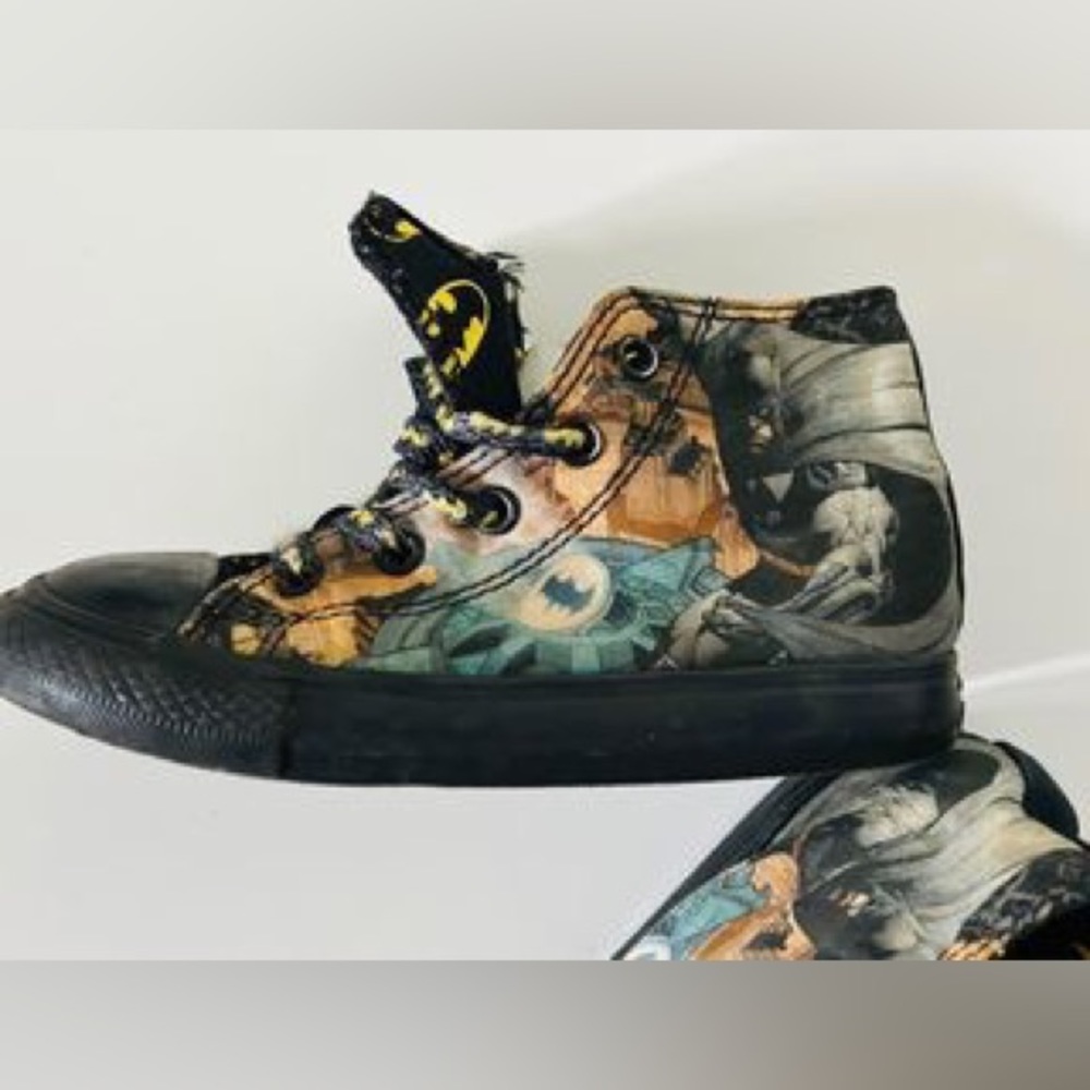 CONVERSE All Star youth size 9 BATMAN themed lace up high top sneakers